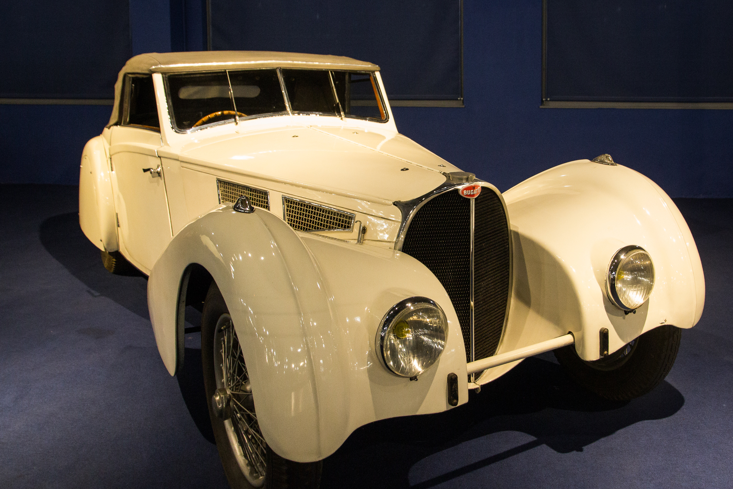 Cremeweißes Bugatti-Cabriolet mit geschlossenem Verdeck