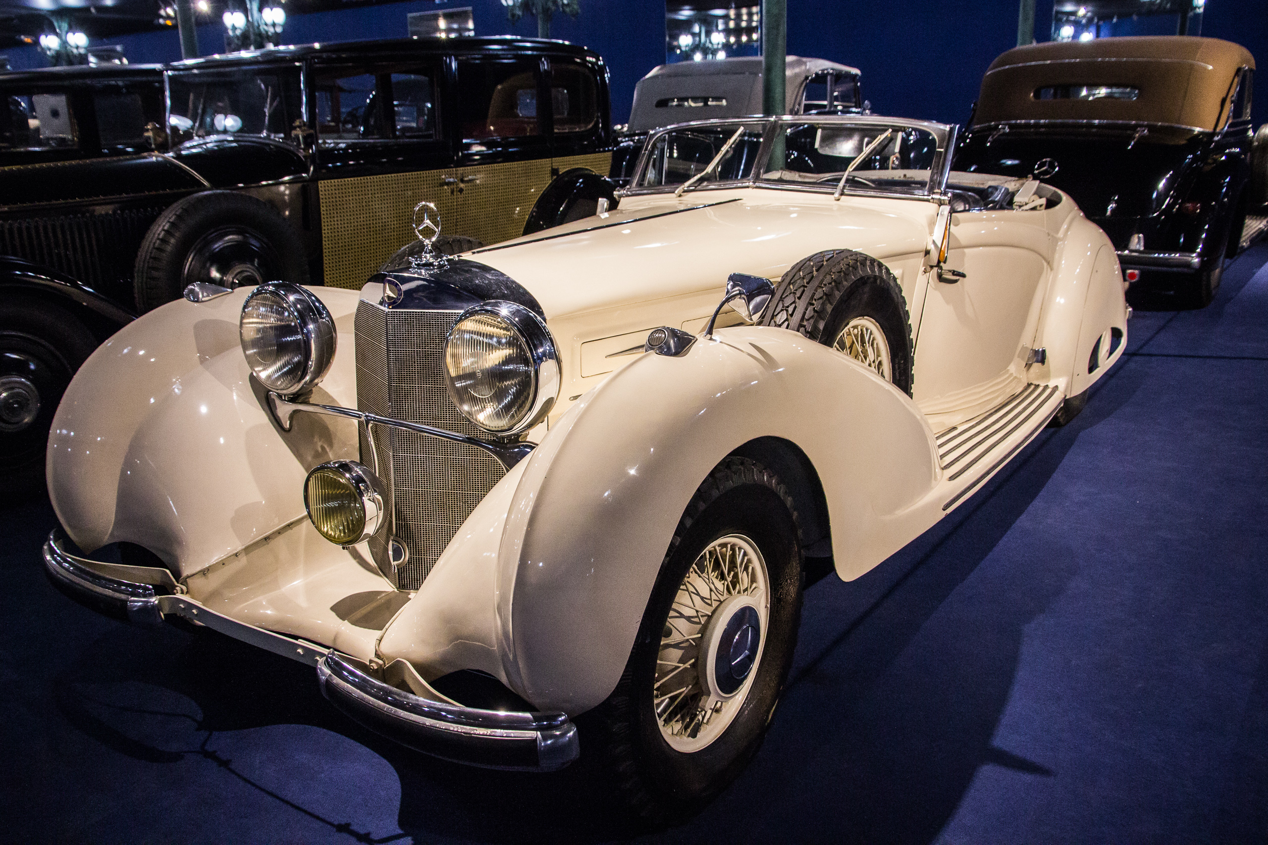 Mercedes-Roadster mit Ersatzrad in der Flanke
