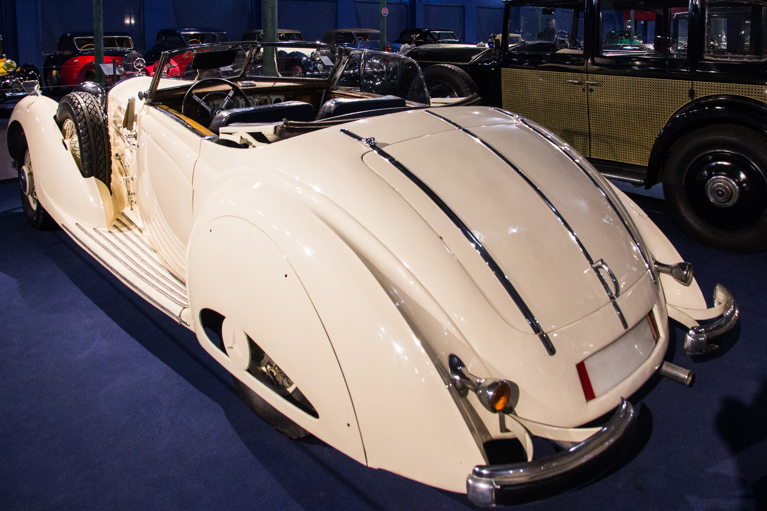 Derselbe Roadster von hinten – geschwungenes Heck über der Reserveradmulde