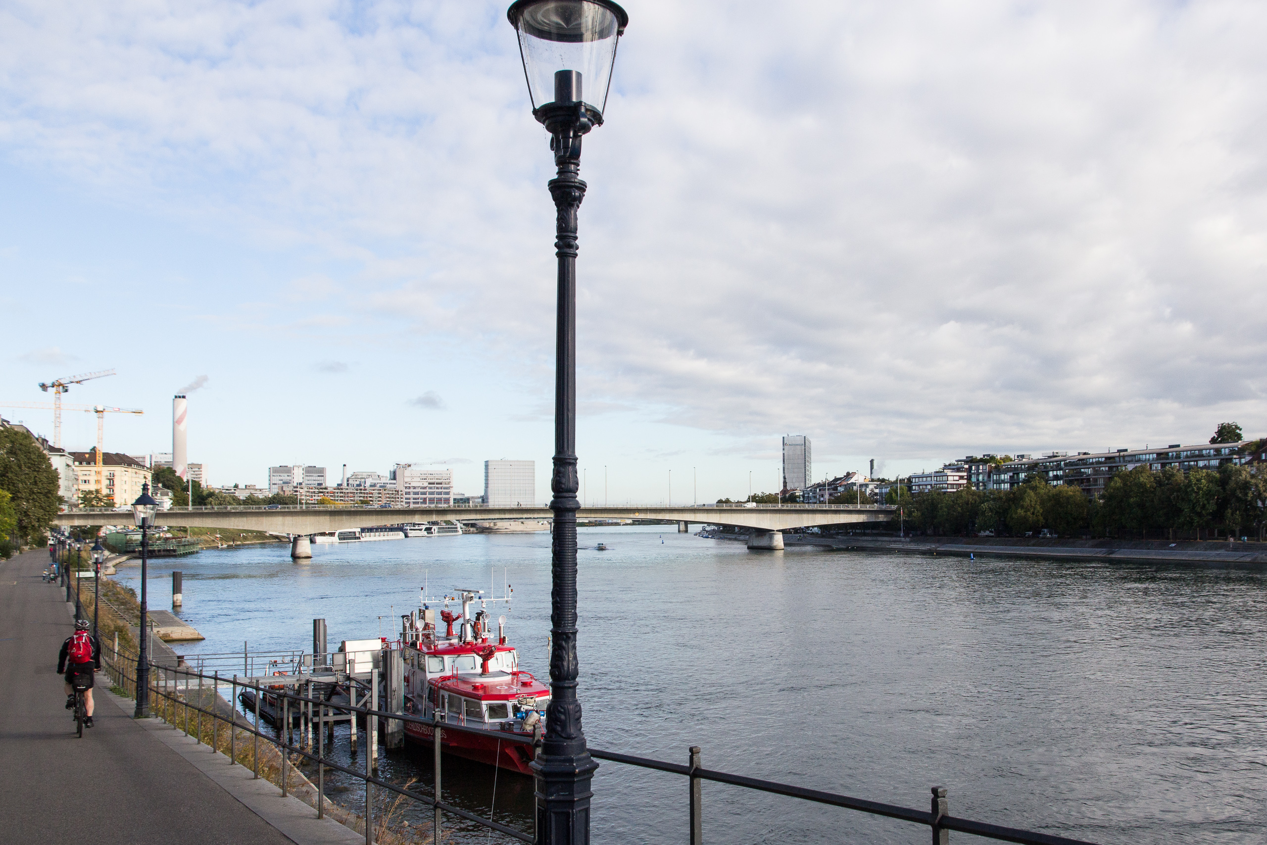 Am Rheinufer in Basel: Feuerlöschboot an der Anlegestelle