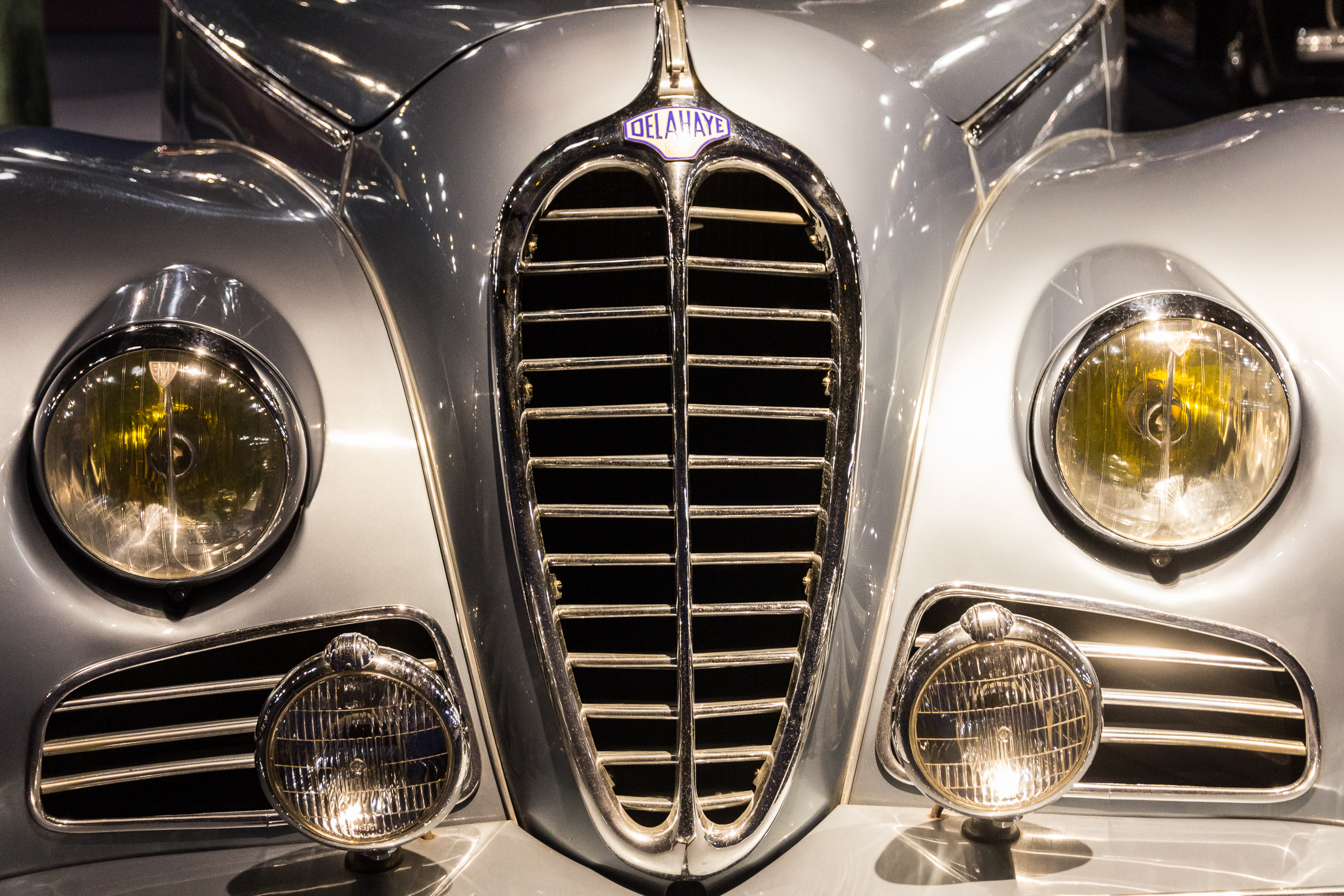 Delahaye – Kühlergrill mit vier Scheinwerfern