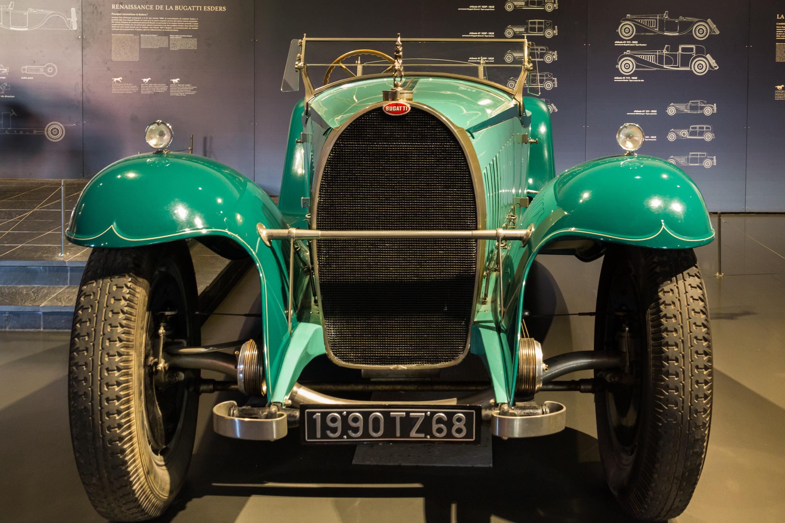 Die Royale Esders von vorn, davor die Konstruktionszeichnungen an der Wand
