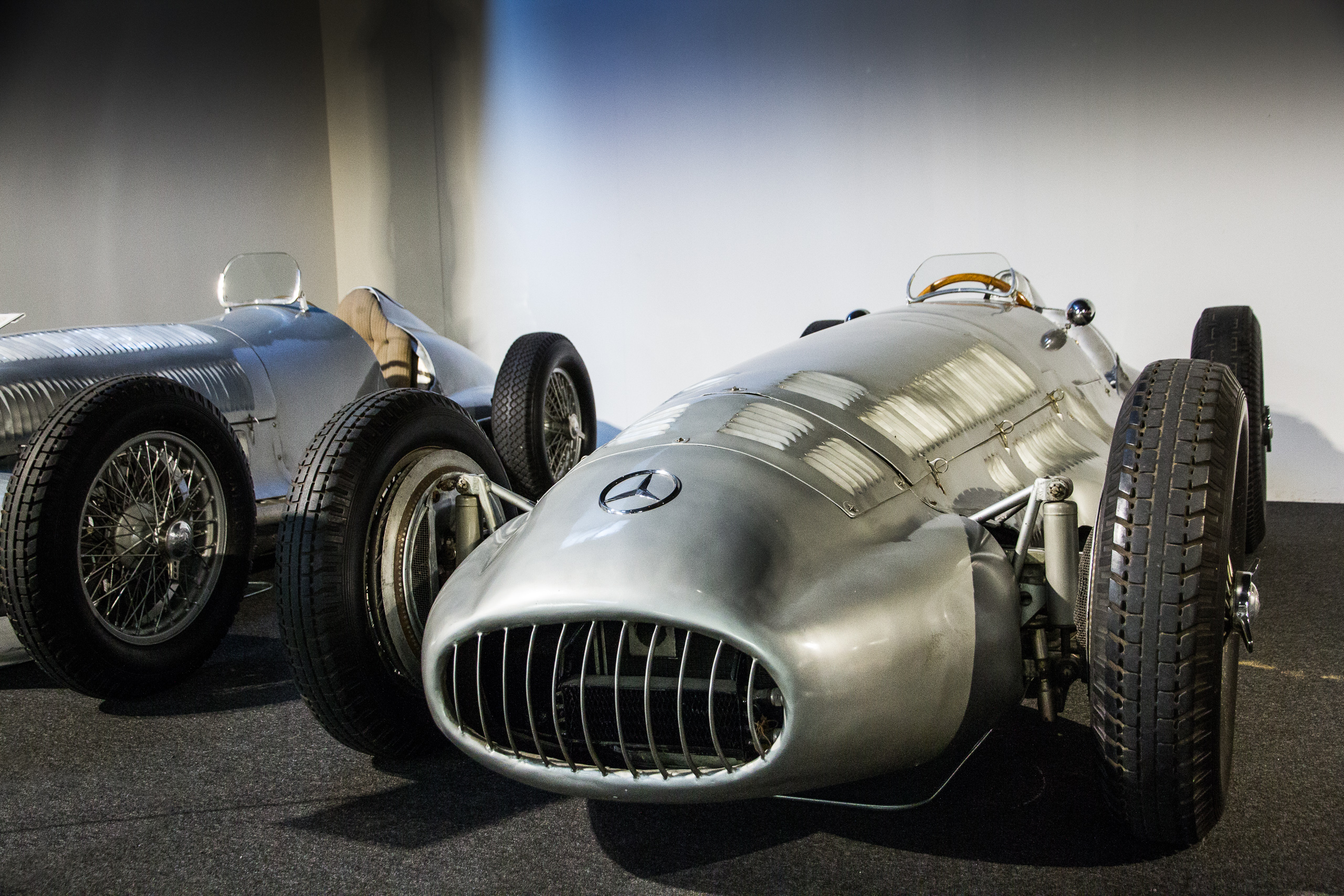 Silberpfeile: Mercedes-Rennwagen mit blanker Aluminiumnase