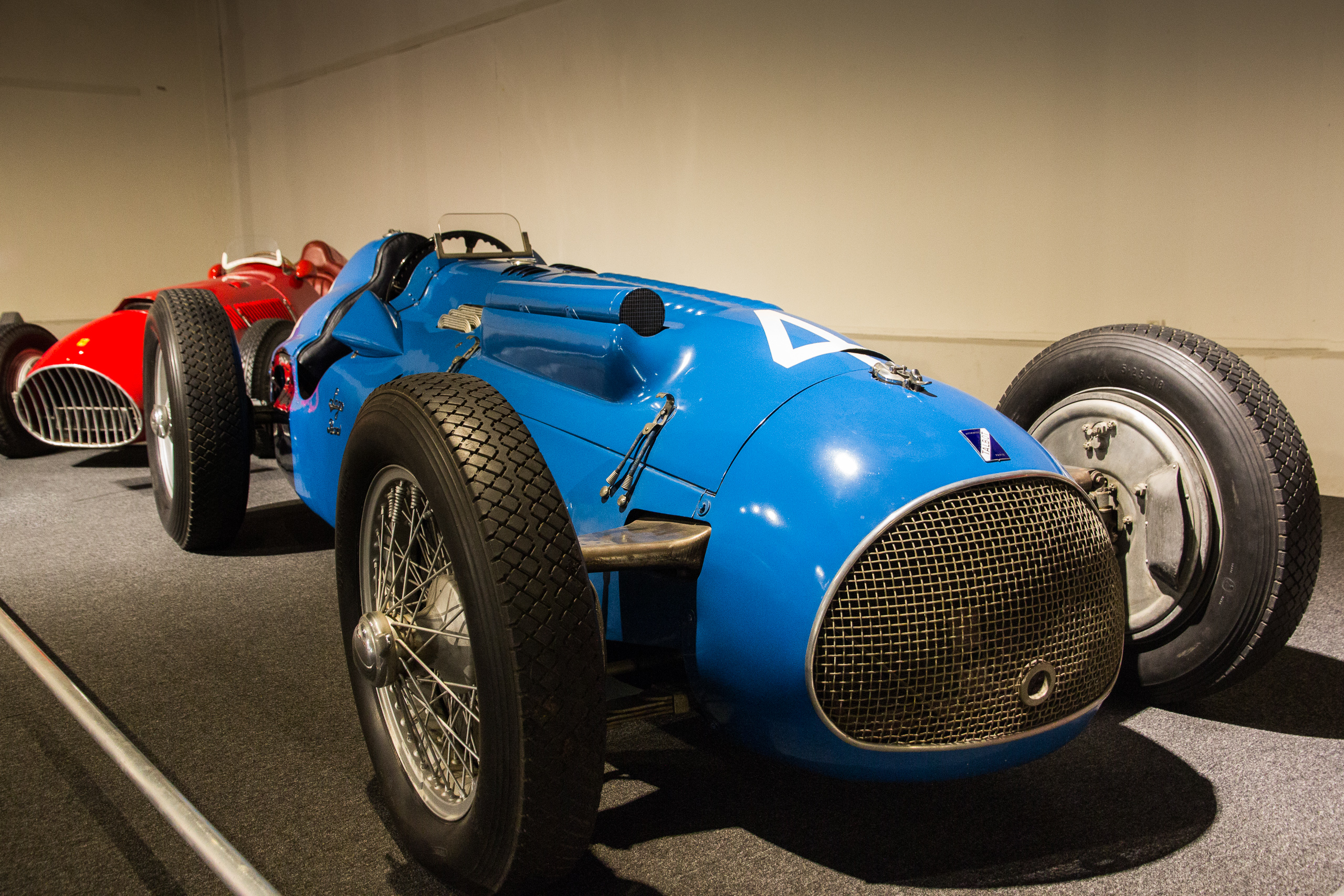 Blauer französischer Grand-Prix-Wagen, dahinter ein roter Italiener