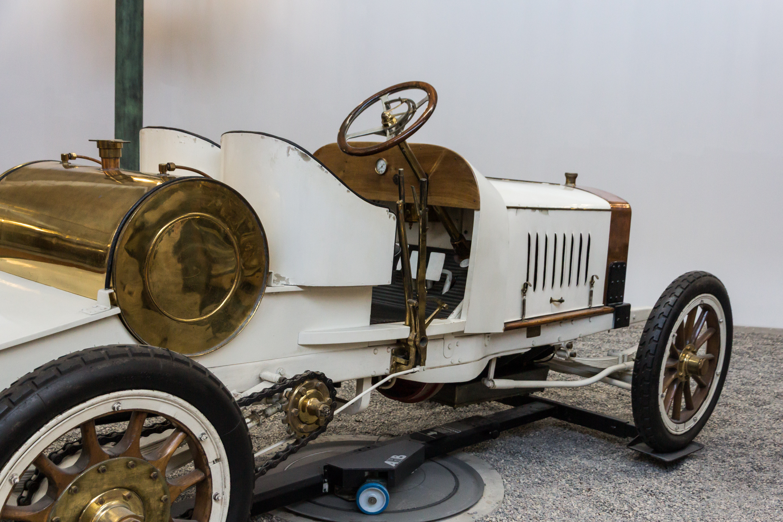 Früher Rennwagen mit Messingtank und offenem Kettenantrieb