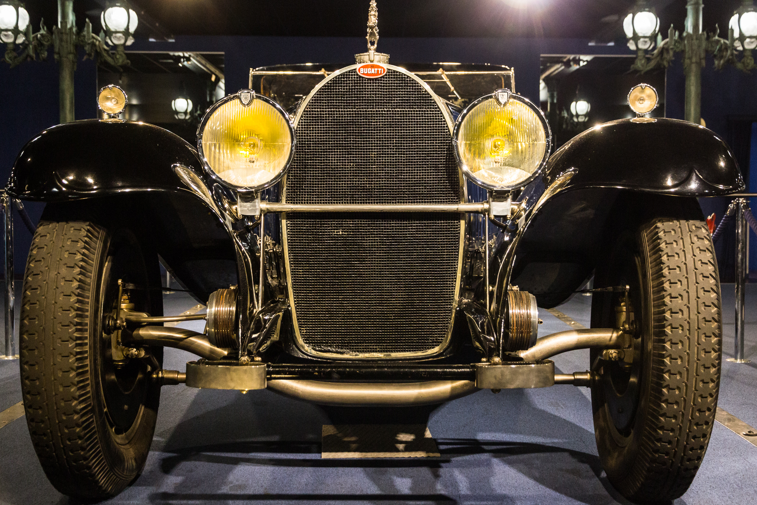 Bugatti von vorn – gelbe Scheinwerfer, tanzender Elefant auf dem Kühler