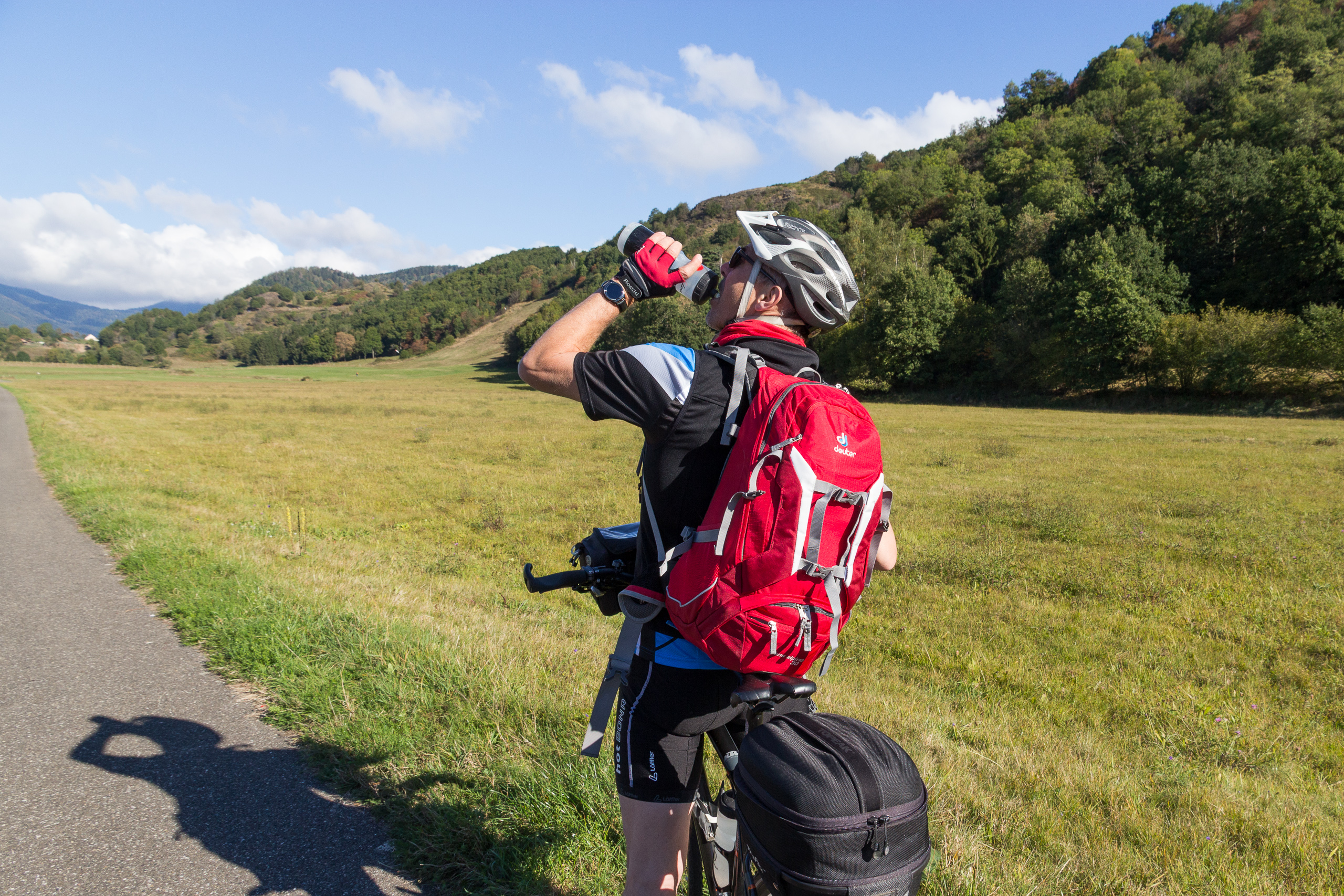 Trinkpause auf der Wiese im Tal der Thur
