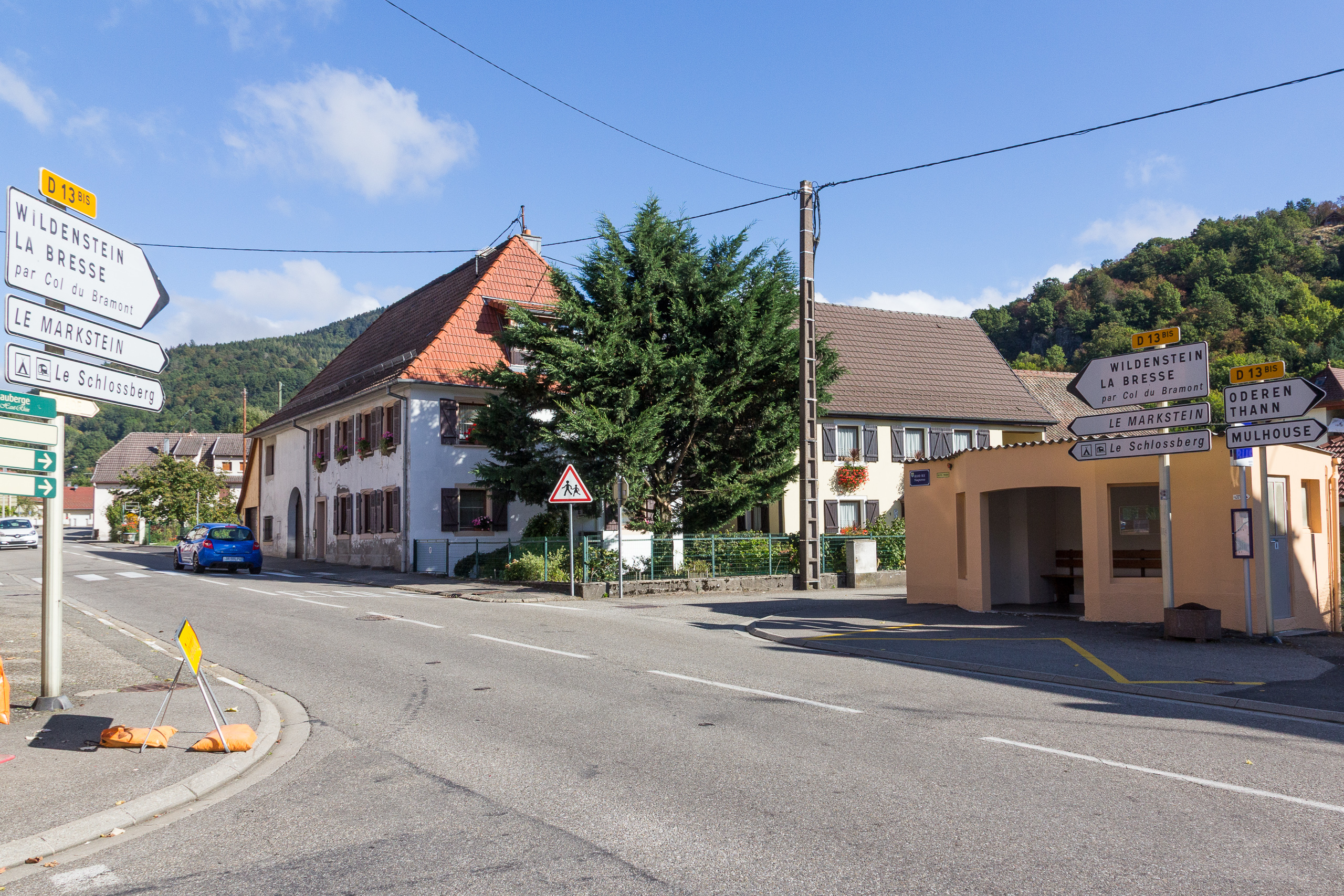 Wegweiser im Dorf: Col du Bramont, Le Markstein, Mulhouse