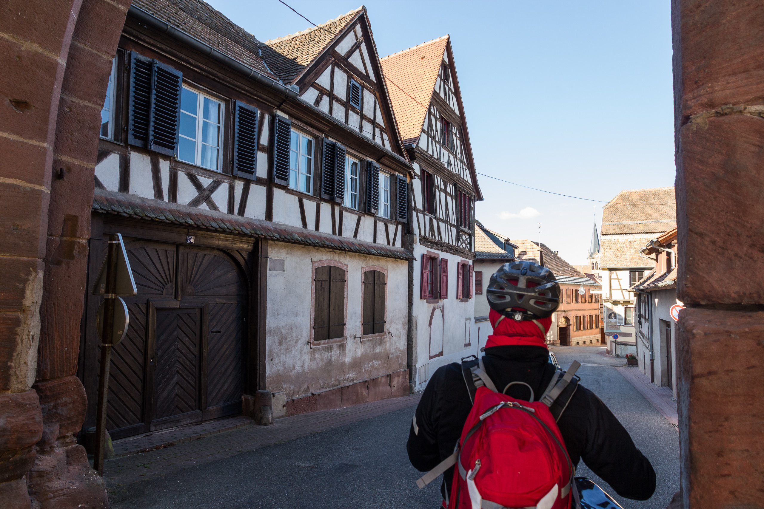 Durch den Torbogen in die Fachwerkgasse von Obernai
