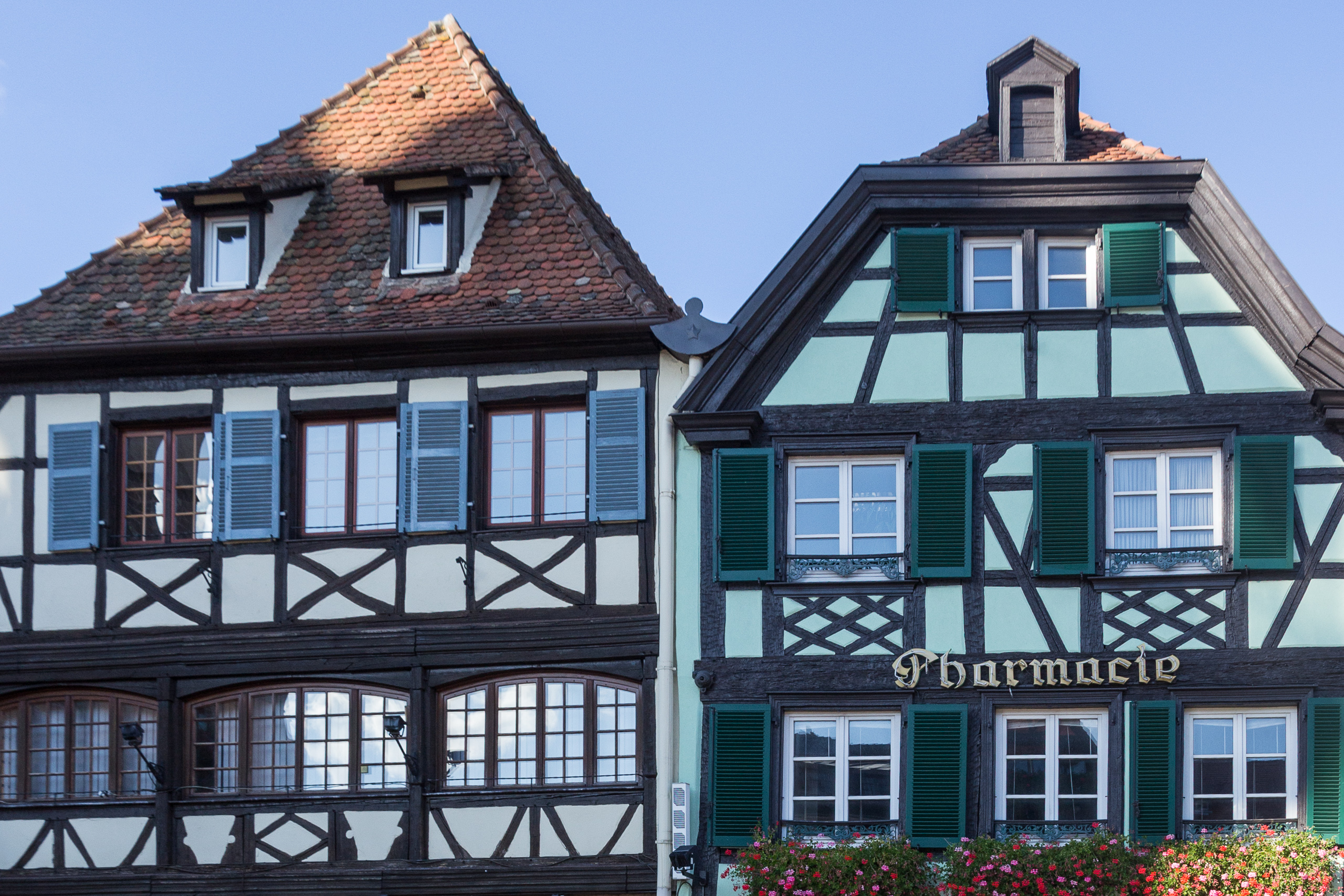 Zwei Fachwerkgiebel am Markt, rechts die alte Pharmacie