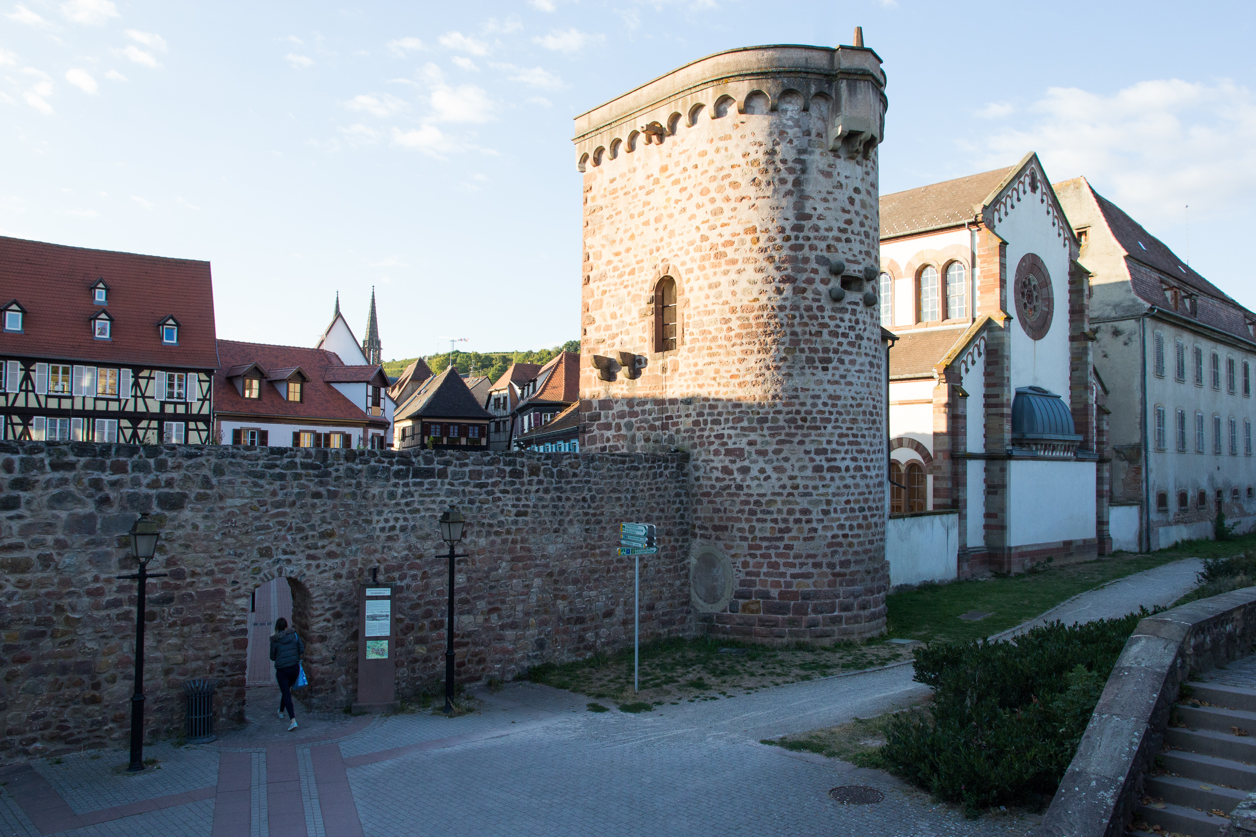 Obernai: Rundturm und Stadtmauer neben der Kirche