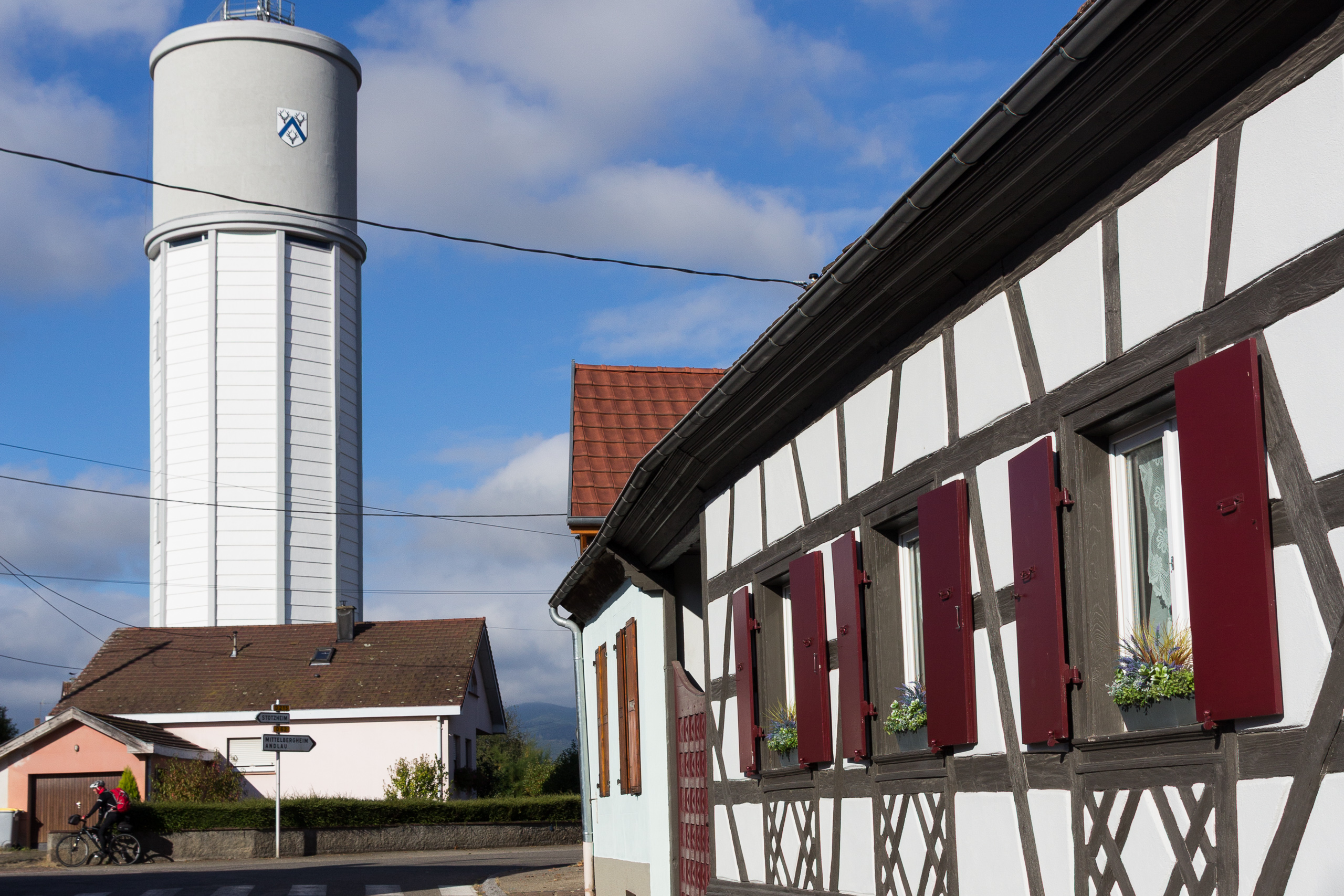 Wasserturm über dem Dorf, am Wegweiser Mittelbergheim und Andlau