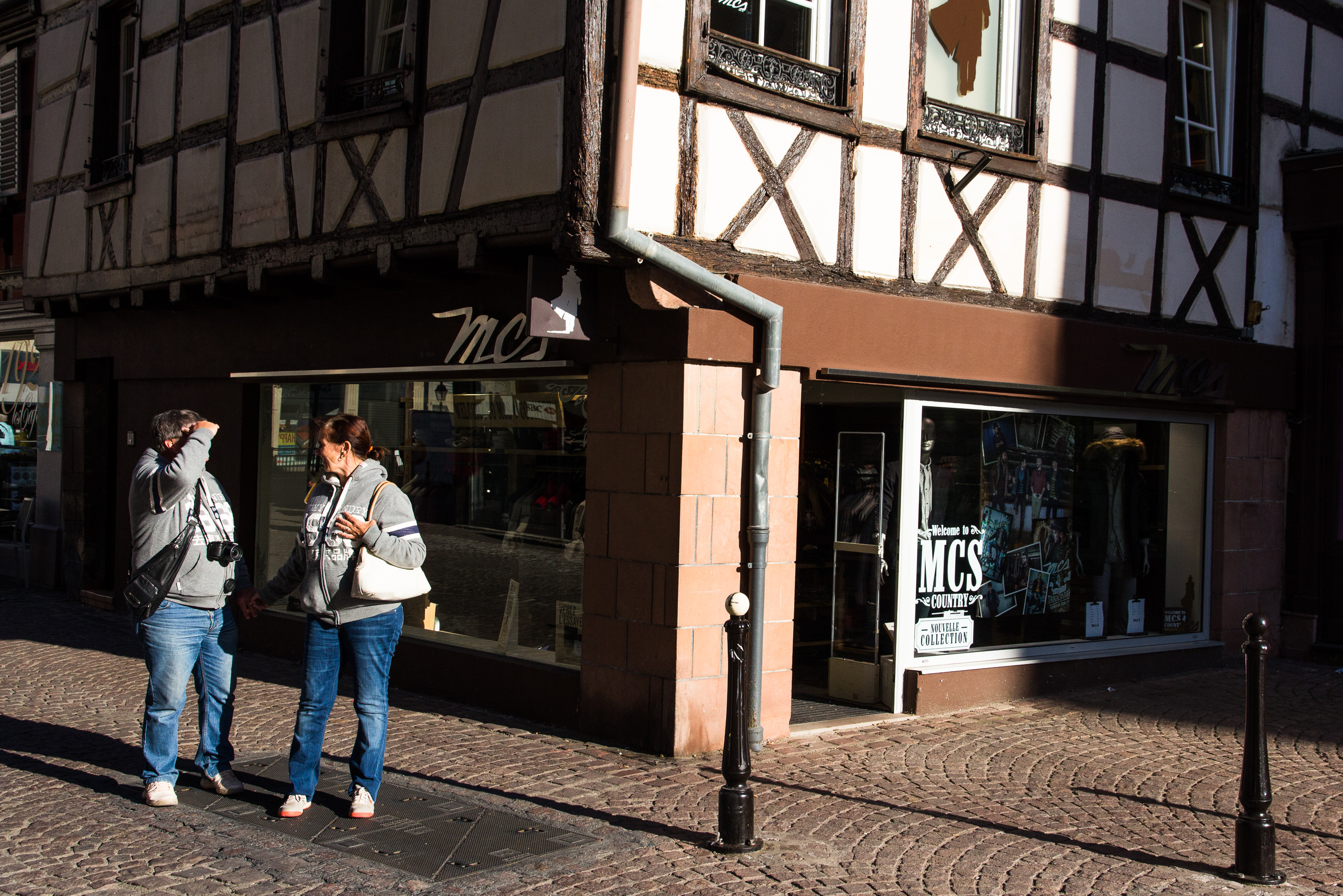 Schaufensterbummel im Gegenlicht der Altstadtgasse