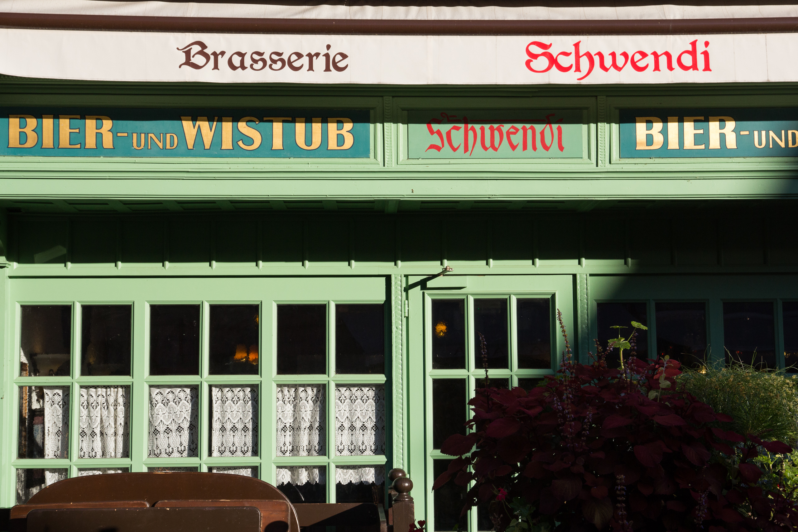 Brasserie Schwendi – Bier- und Wistub hinter grünem Holz