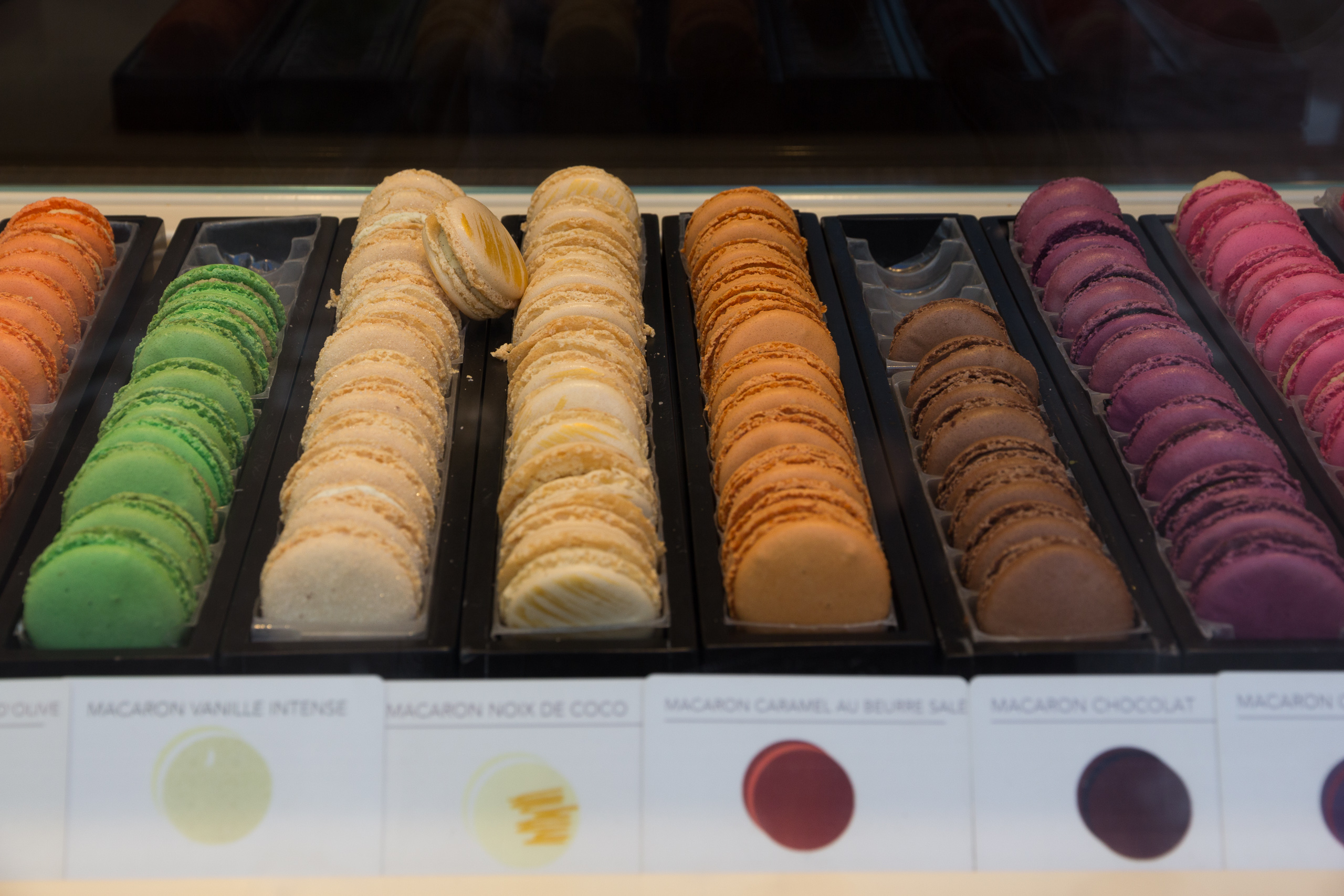 Macarons in der Auslage: Vanille, Kokos, gesalzenes Karamell