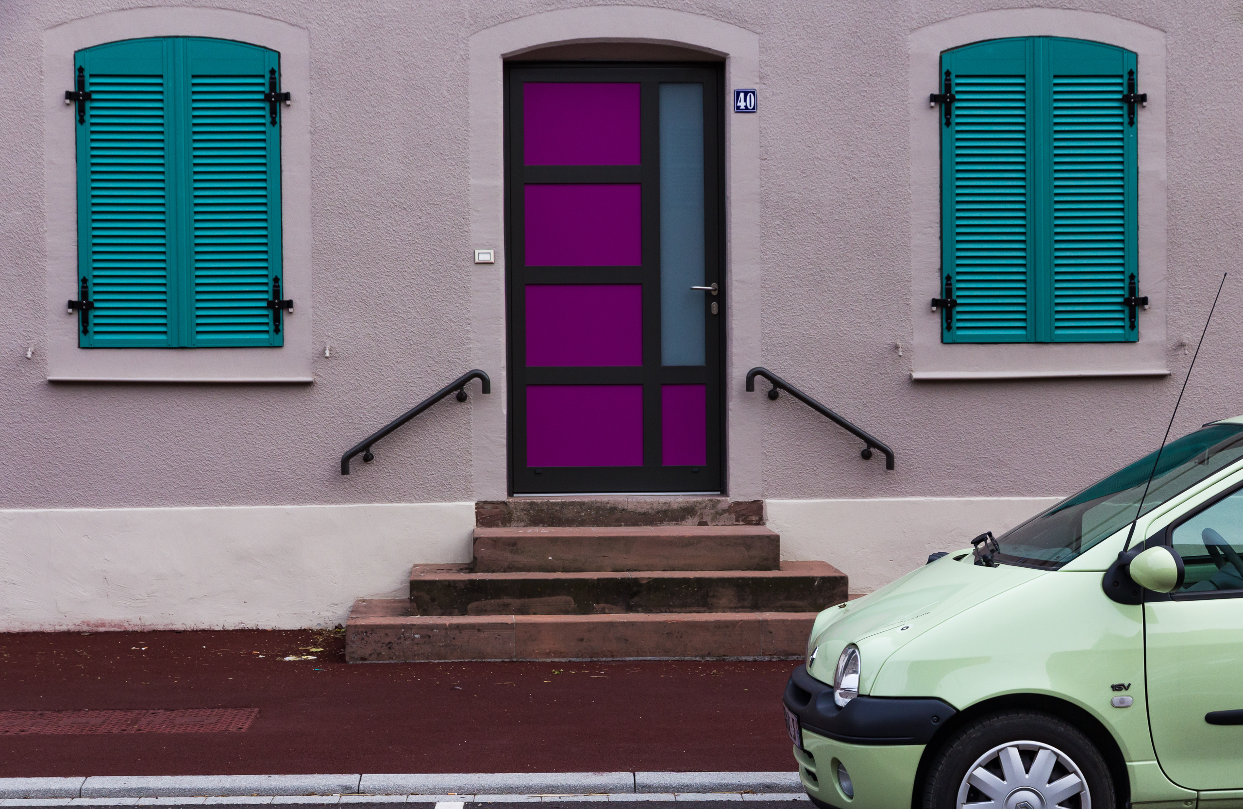 Türkise Läden, violette Tür, hellgrüner Twingo – Nummer 40
