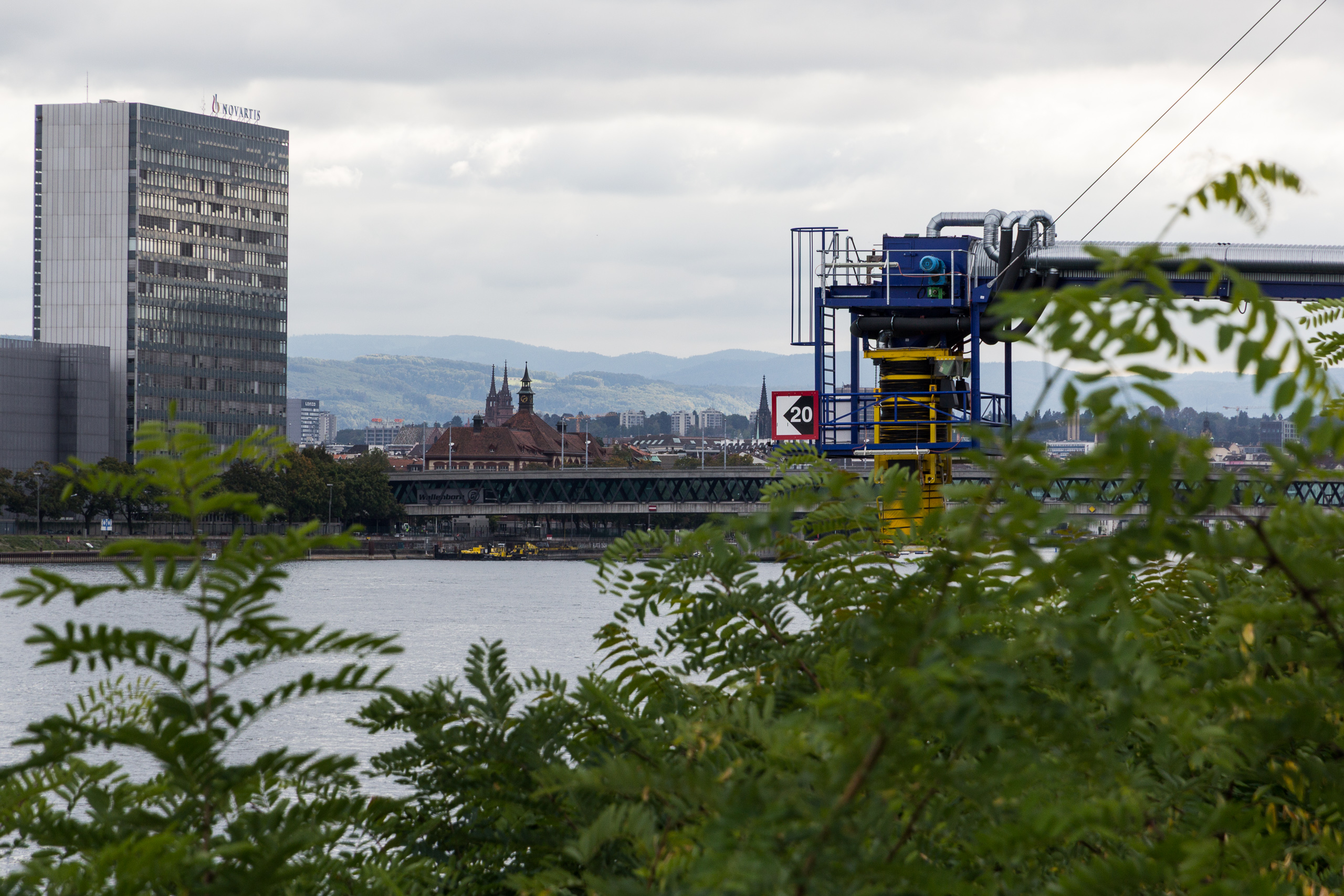 Angekommen: Novartis-Turm am Rhein, dahinter die Türme des Basler Münsters
