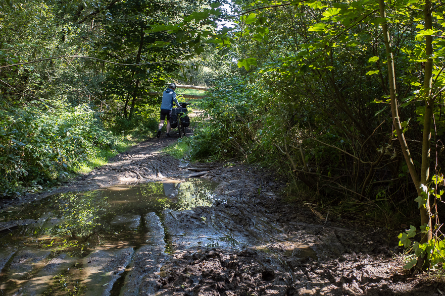 Grenzschild: plötzlich alles in der anderen Sprache