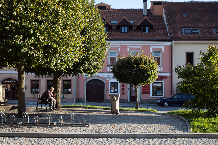 Nová Bystřice – Hauptplatz mit Willkommensbier